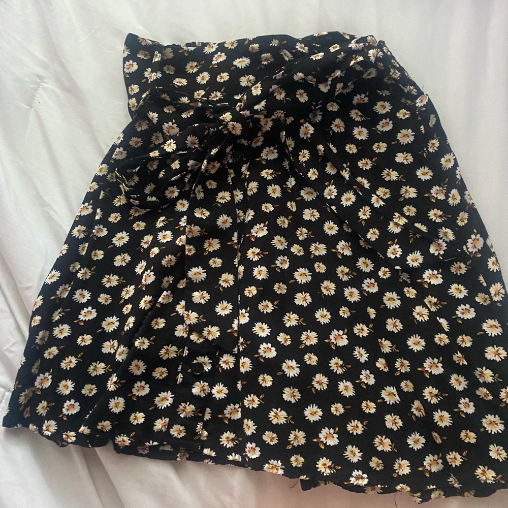 Daisy pattern tie skirt in size small